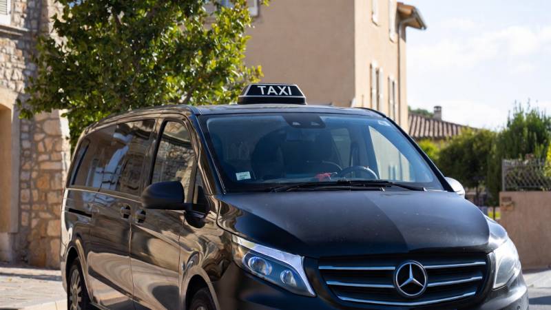 Guide pratique : préparer votre transfert en taxi depuis le Var vers l’aéroport Marseille Provence